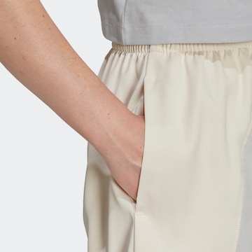 ADIDAS ORIGINALS Lużny krój Spodnie w kolorze beżowy