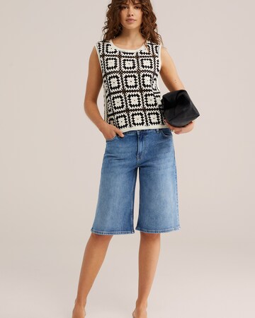 Top de la WE Fashion pe negru