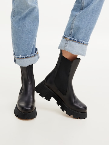 Karolina Kurkova Originals Chelsea Boots 'Avena' in Black