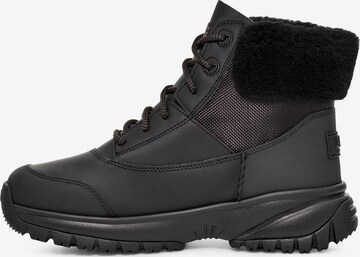 Bottines à lacets 'Yose' UGG en noir : devant