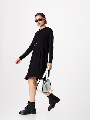 Robe 'Svenja' ABOUT YOU en noir