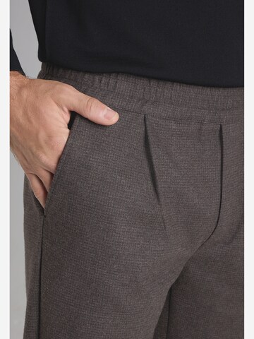 Regular Pantalon à pince MAERZ Muenchen en marron : devant
