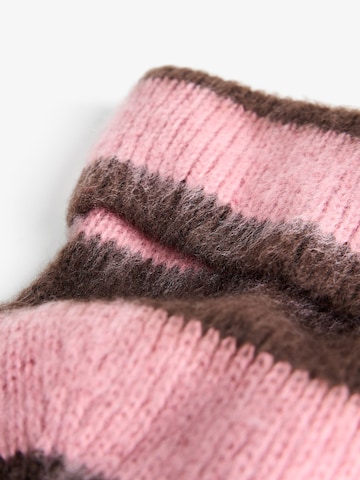 Căciulă de la Bershka pe roz