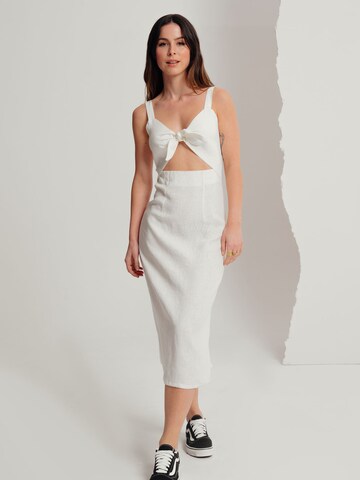 Robe 'Heidi' A LOT LESS en blanc