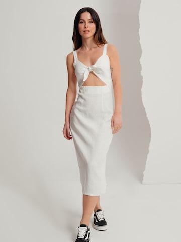 Robe 'Heidi' A LOT LESS en blanc