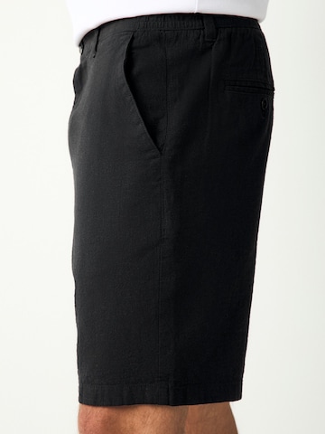 Next - regular Pantalón chino en negro