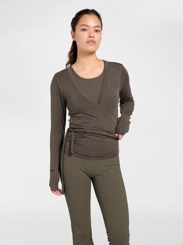 Hummel Shirt in Braun: Vorderseite