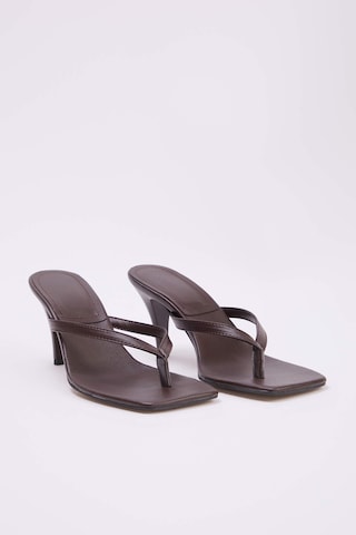 Trendyol - Sandalias de dedo en marrón