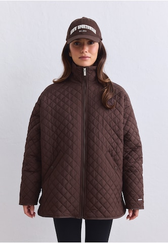 Veste de sport Aim'n en marron : devant