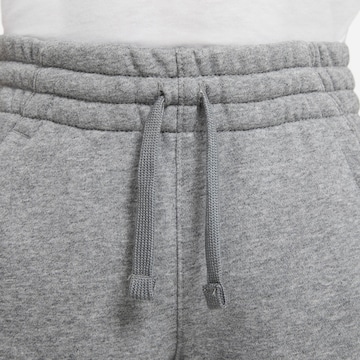 Nike Sportswear Дънки Tapered Leg Панталон в сиво