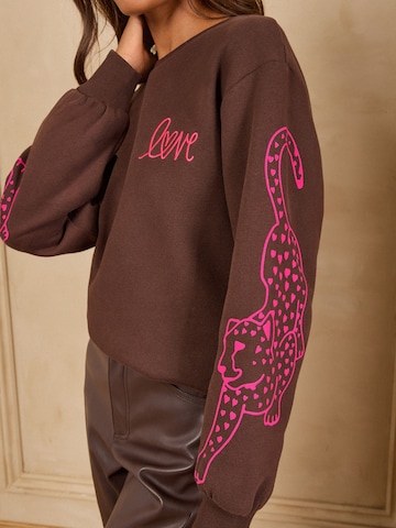 love & roses Sweatshirt in Bruin