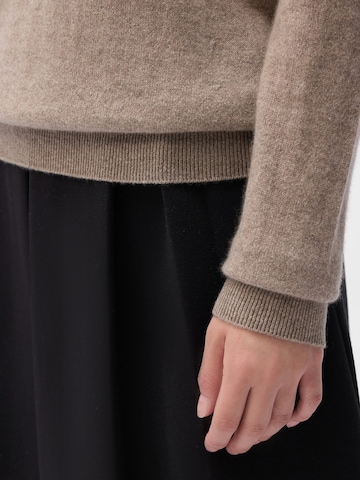 GOBI Cashmere Sweater 'Women's Essential Cashmere Crewneck Sweater' in Beige