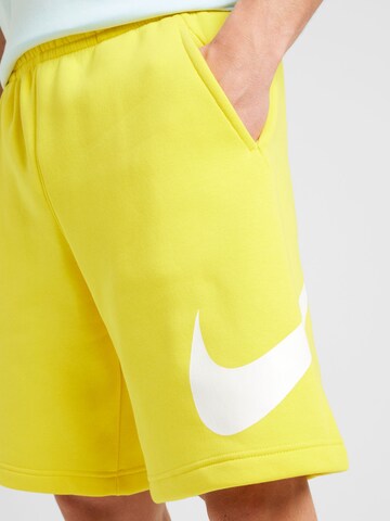 Nike Sportswear - Regular Calças 'Club' em amarelo