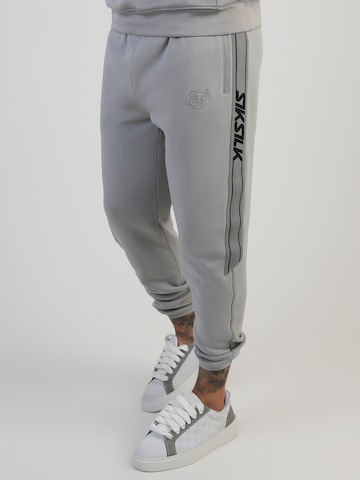 Effilé Pantalon SikSilk en gris : devant