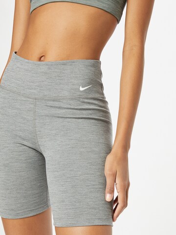 NIKE Skinny Sportshorts 'One' in Grau