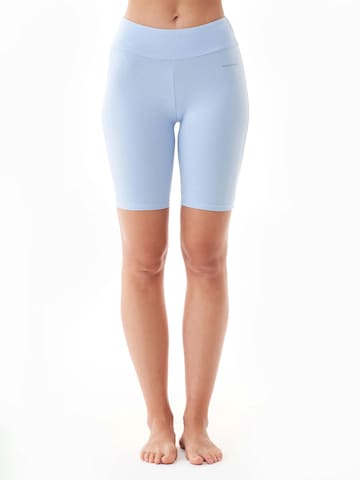Organication Skinny Shorts in Blau: Vorderseite