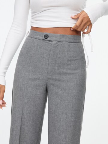 Loosefit Pantalon à plis Pull&Bear en gris