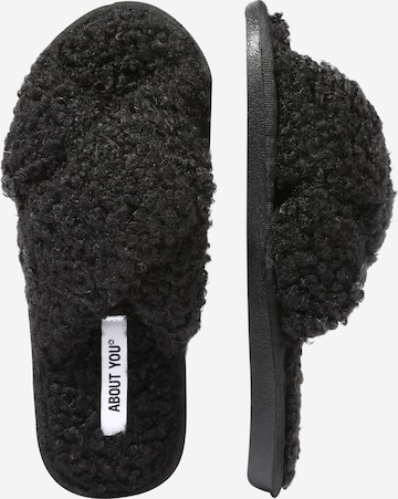 ABOUT YOU Slipper 'Betty' in Schwarz