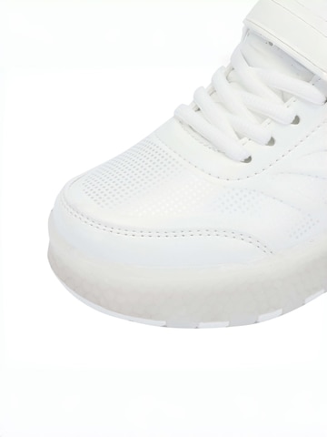 HUSKSWARE Inline and Roller Skates in White