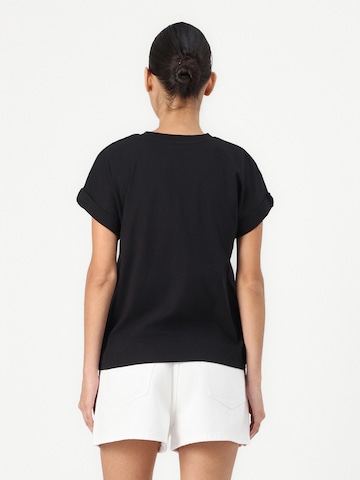 T-shirt TOMMY HILFIGER en noir : derrière