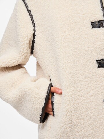 Veste mi-saison 'PCAugusta' PIECES en blanc