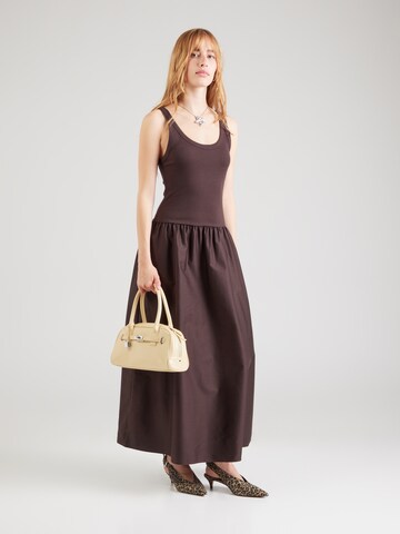 Robe & Other Stories en marron