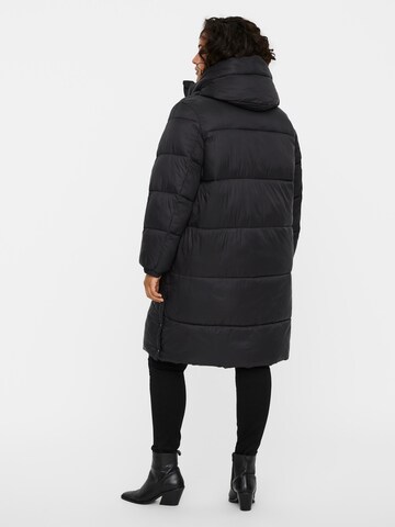 Manteau d’hiver 'Upsala' Vero Moda Curve en noir