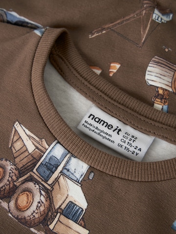 NAME IT - Sudadera en marrón