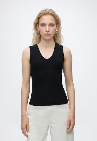 GAP Top in Black: front