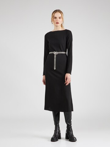 Rochie de la Monki pe negru: față