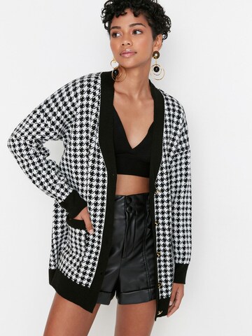 Trendyol Strickjacke in Schwarz