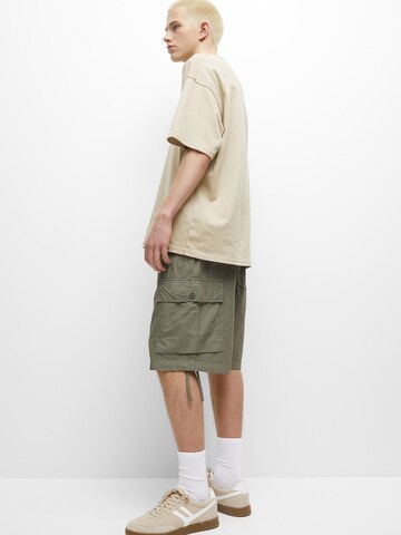 Pull&Bear Loosefit Shorts in Grün