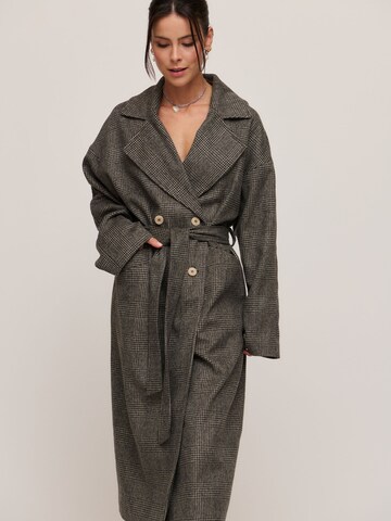 A LOT LESS Between-seasons coat 'Cassandra' in Brown