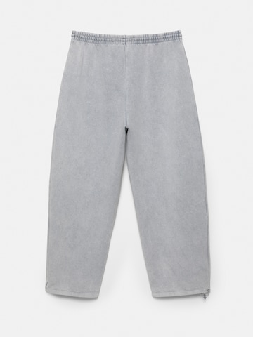 Pull&BearTapered Hlače 'STWD' - siva boja