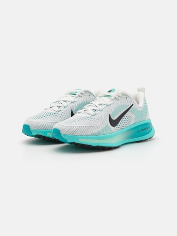NIKE Спортивная обувь 'VOMERO 18' в Белый