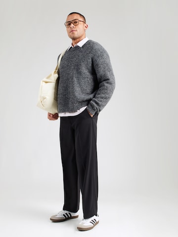 Abercrombie & FitchLoosefit Hlače na crtu - crna boja