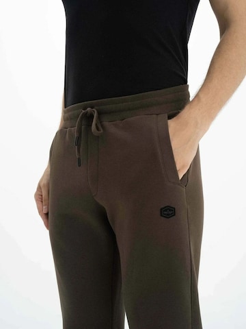 Arma Tapered Housut värissä ruskea