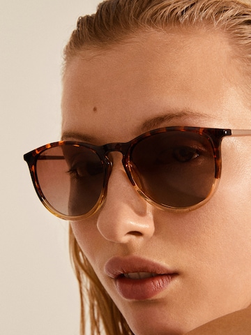 Pilgrim Sunglasses 'VANILLE' in Brown: front