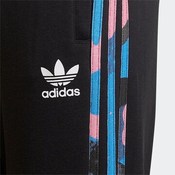 ADIDAS ORIGINALS Tapered Broek 'Camo' in Zwart