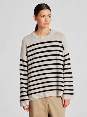 Gai+Lisva Oversized neulepaita 'Barbera' värissä beige: etupuoli