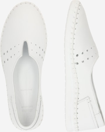 Chaussure basse Bata en blanc