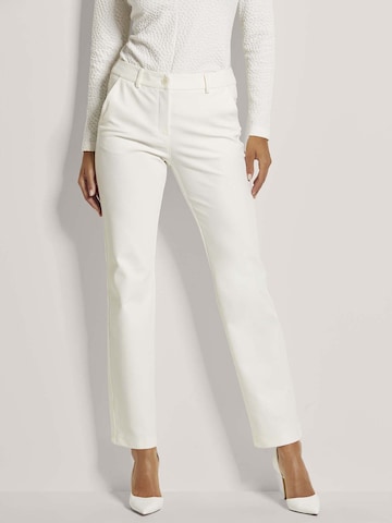 MADELEINE Tapered Broek in Wit: voorkant