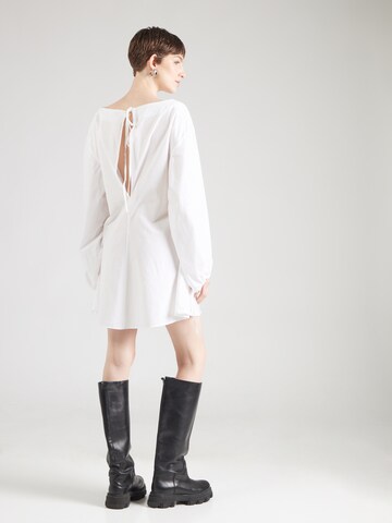 Robe 'Nile' WEEKDAY en blanc