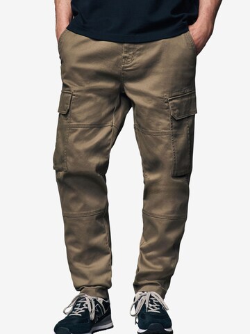 Tapered Pantaloni cargo di Next in marrone: frontale