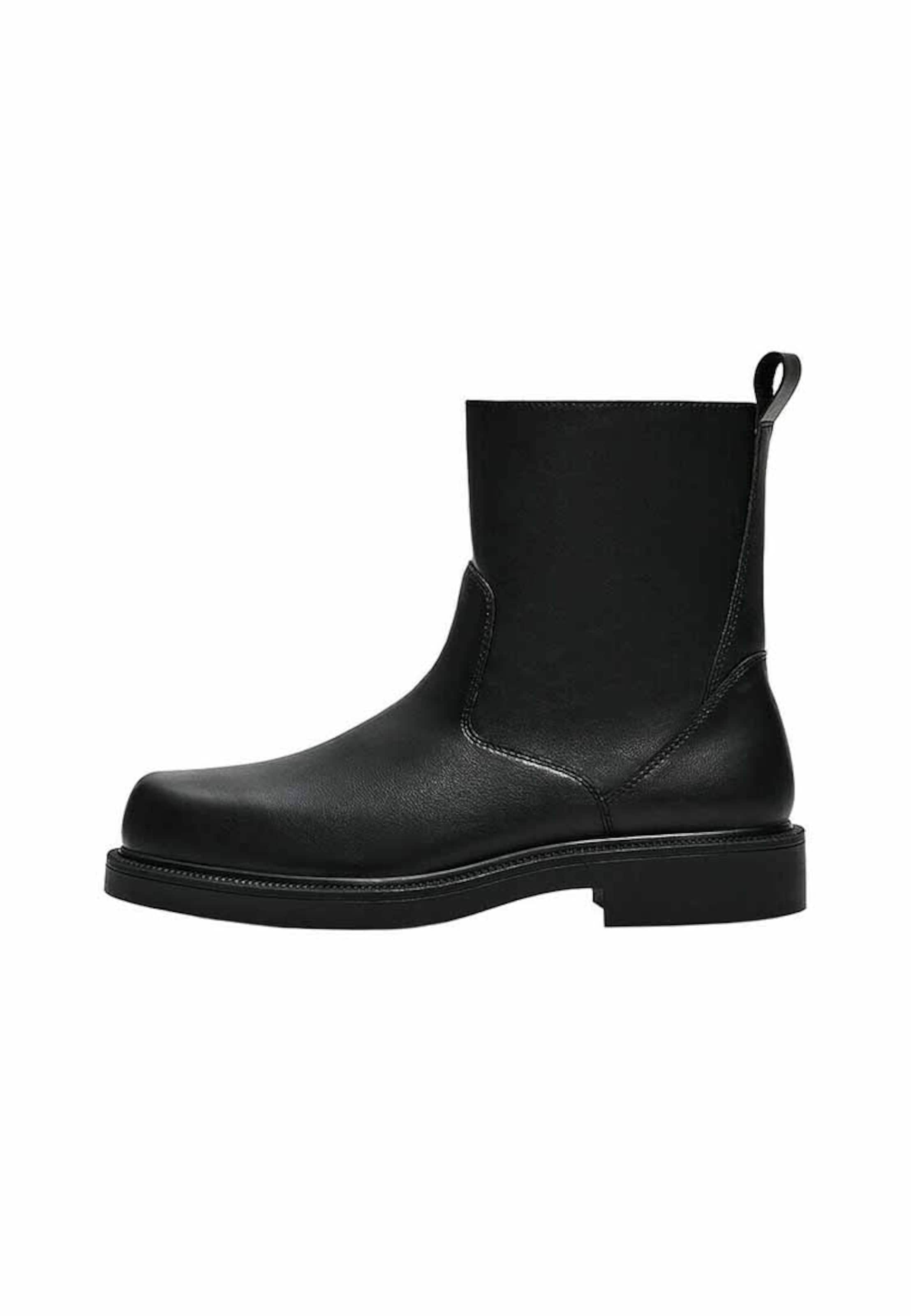 Bershka Boots in Black: front
