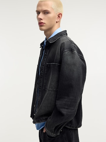 Pull&Bear Regular fit Prehodna jakna | črna barva