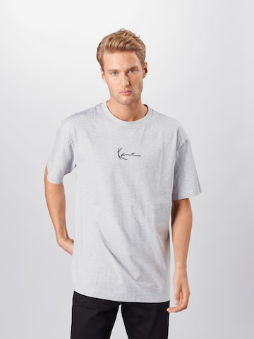 Coupe regular T-Shirt Karl Kani en gris : devant