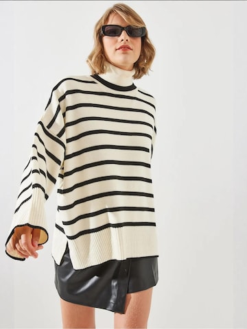 Pullover extra large di Bianco Lucci in beige