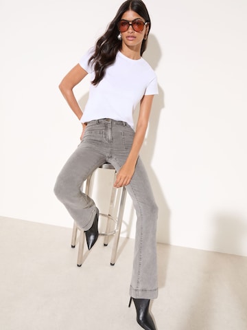 Friends Like These Расклешенный Джинсы в Серый