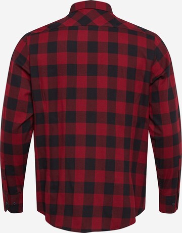 Urban Classics - Ajuste regular Camisa en rojo